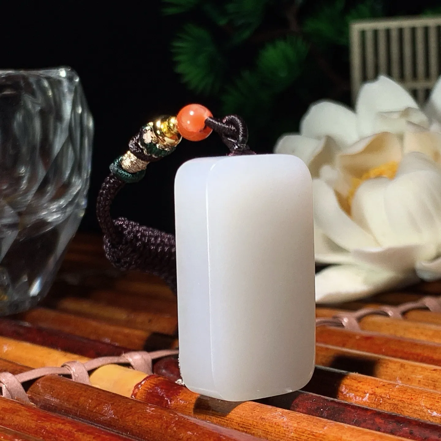 新疆和田玉平安无事牌挂件。尺寸32/18/8重15.6克 玉质细腻油润 底色纯净 脂粉好，品质好。lt260228