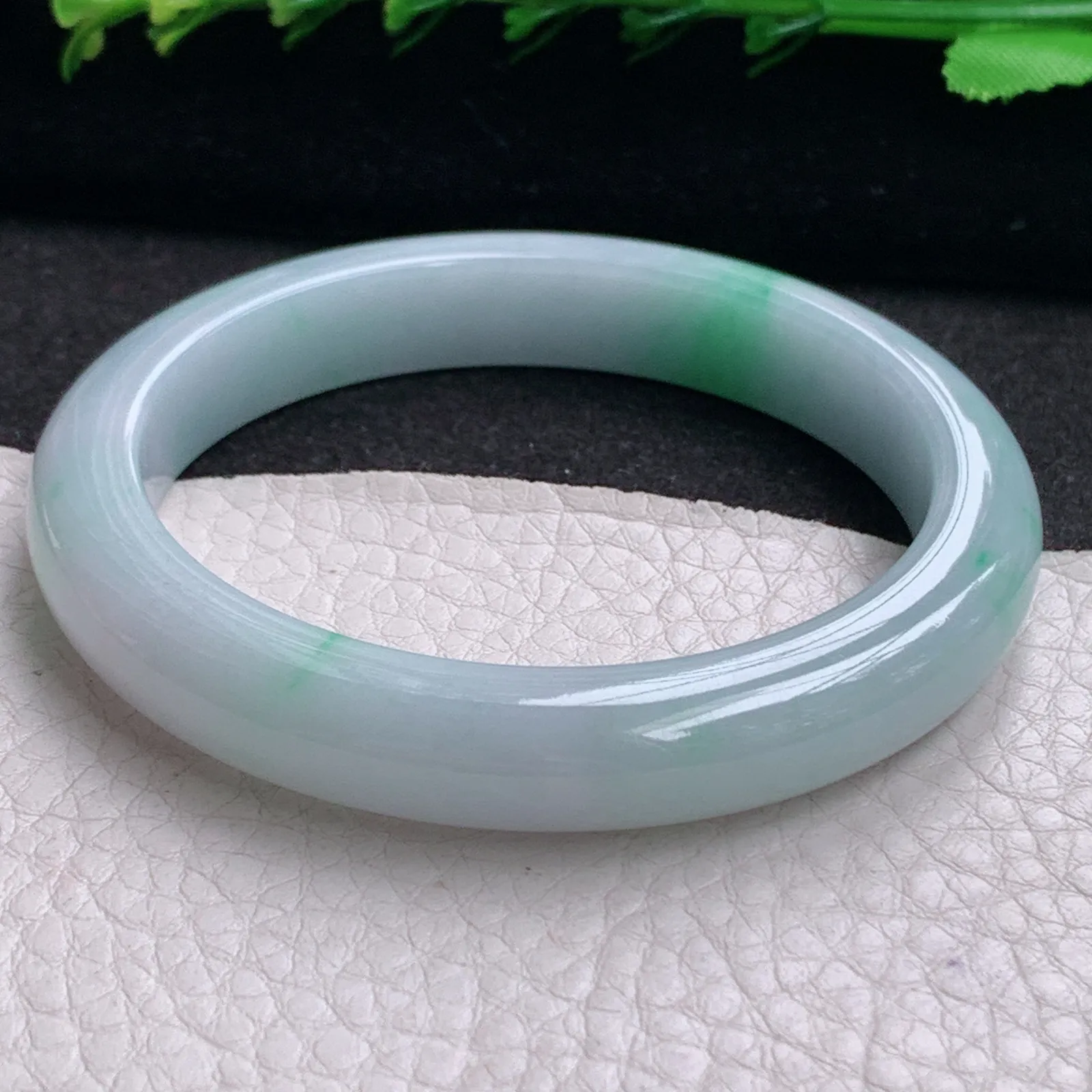 xx实拍56*9.6*8.3平安镯 天然缅甸翡翠A货飘绿年轻活跃宽边玉手环