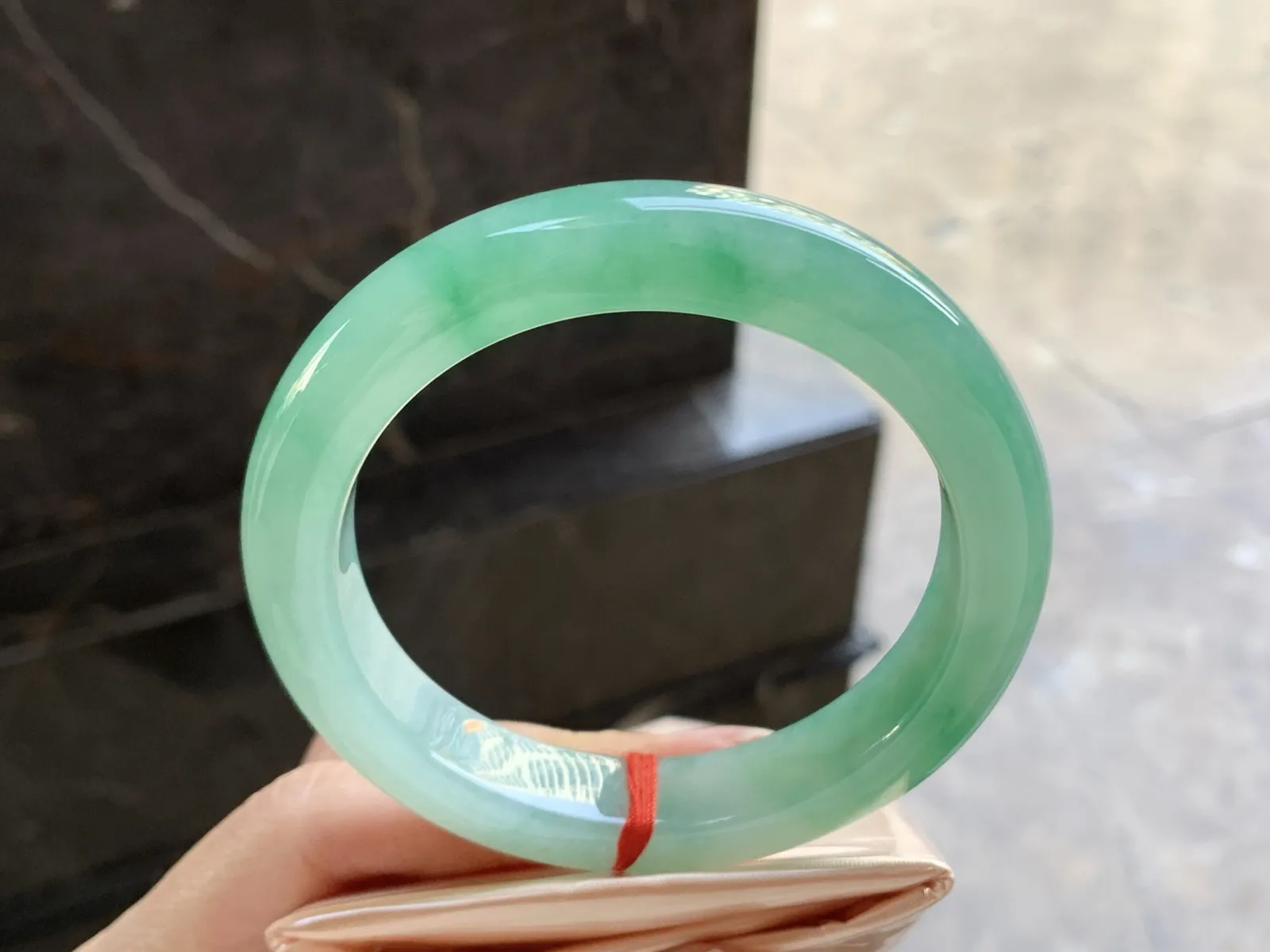 60.5-12.5-10

阳绿色手镯^_^大圈 玉质温润