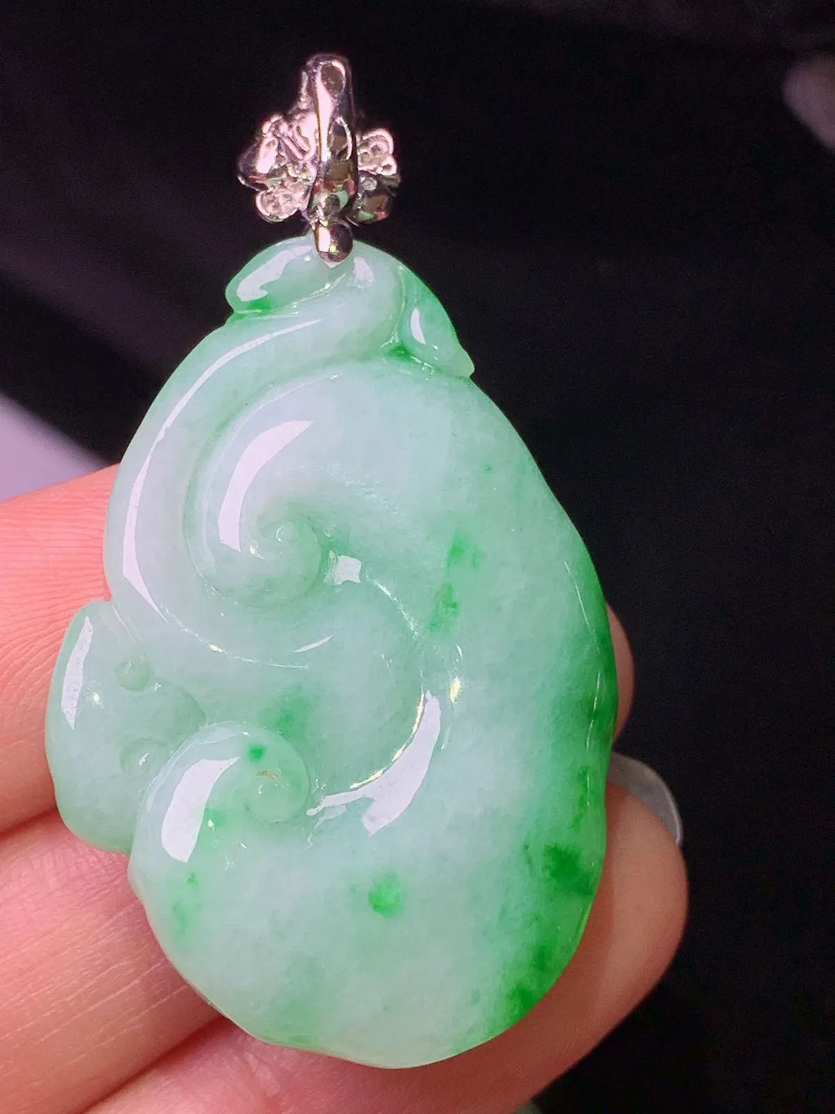 18k金钻镶嵌翠绿如意吊坠 玉质细腻 色泽清新艳丽 整体尺寸49.2*26.3*9.5