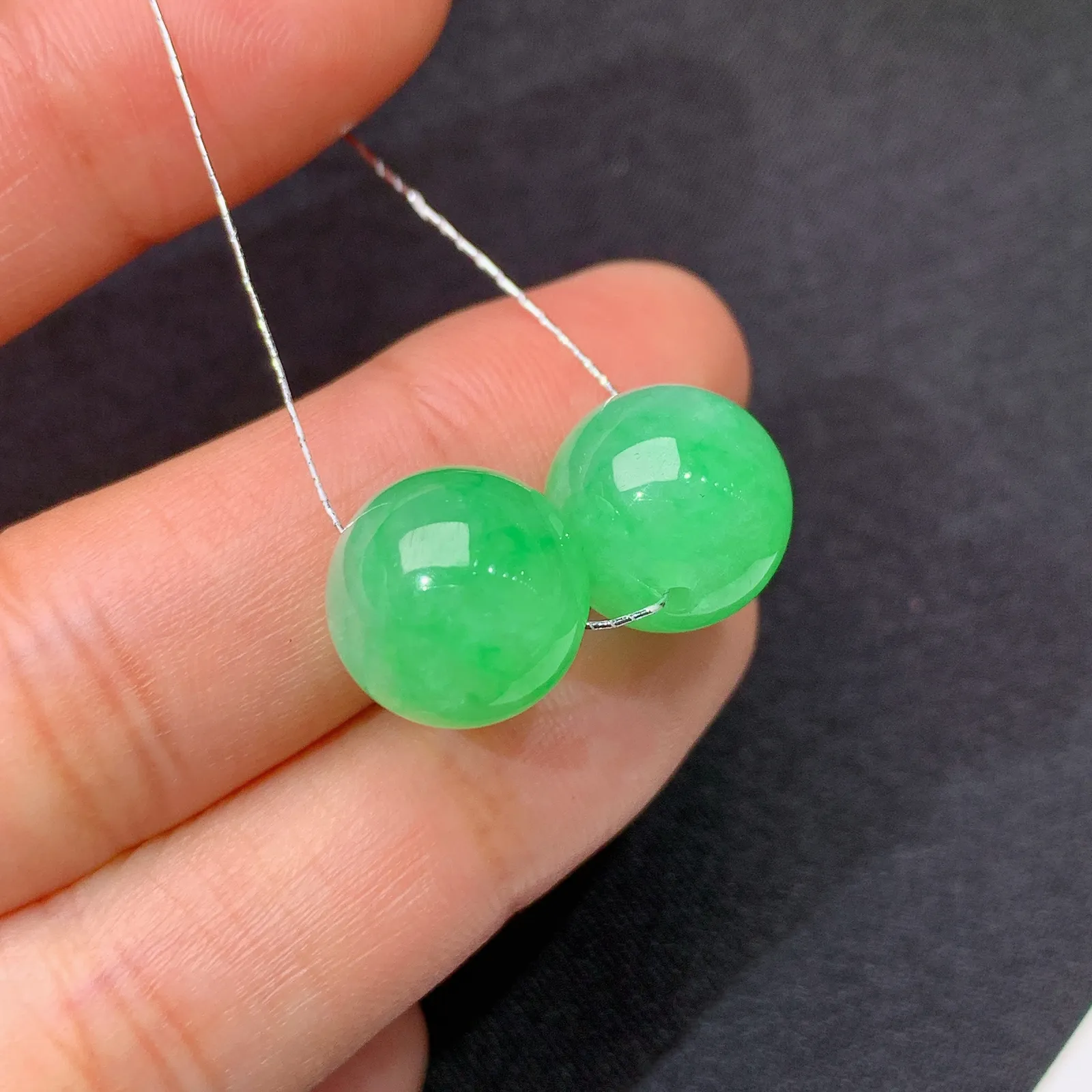 冰阳绿圆珠一对，镶嵌佳品，冰润色阳，种水足，Be 直径12