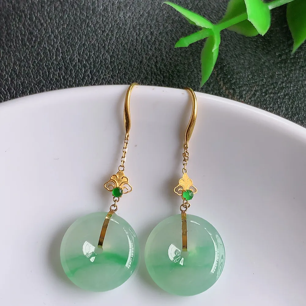 18k金冰透飘绿翡翠平安扣耳坠，自然光实拍，翠色灵动，颜色漂亮，种老水足，品相佳，佩戴佳品！W141.2  尺寸：13.6-4mm