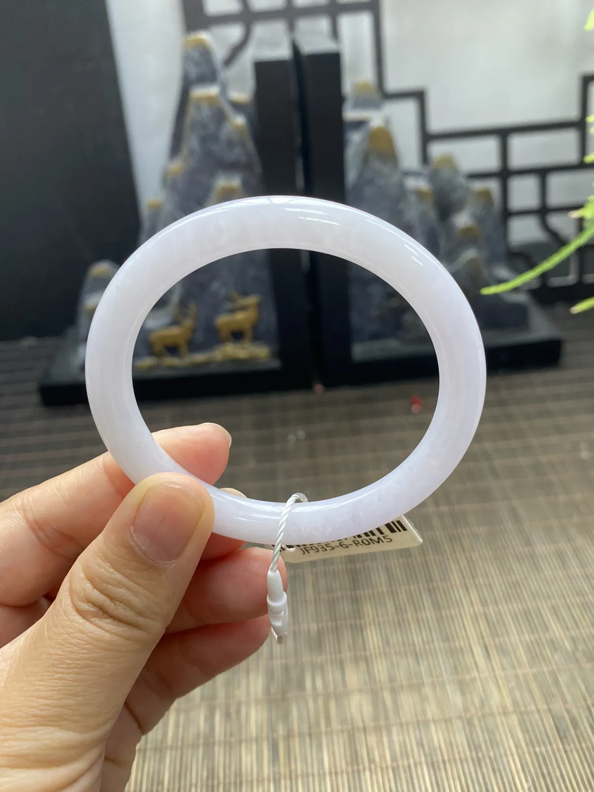 【超低价放大漏】52-54圈天然缅甸翡翠A货手镯，淡粉底肉细腻，贵妃圆条镯型。上手仙气十足，喜欢先下手。圈口54-7-7