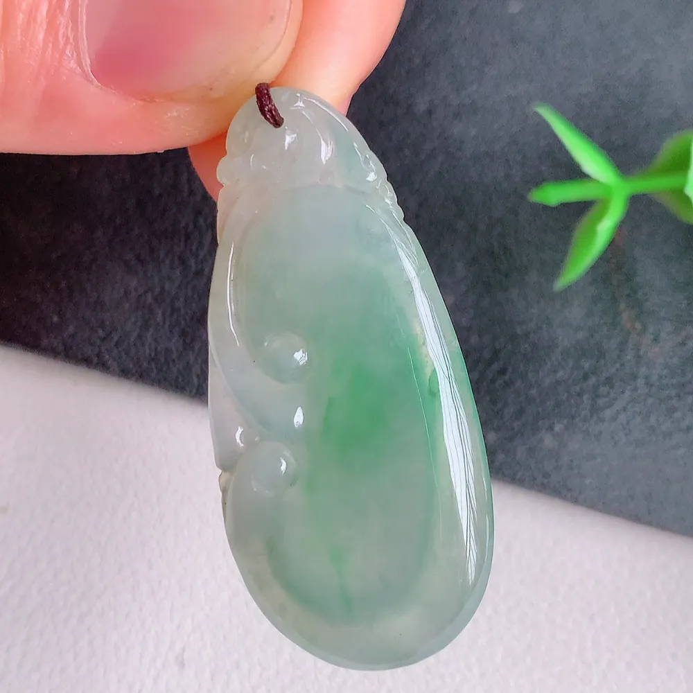 冰润飘花吉祥如意翡翠吊坠  寓意“万事如意，吉祥如意,福寿绵长 心想事成”饱满大气，通透水润  W1