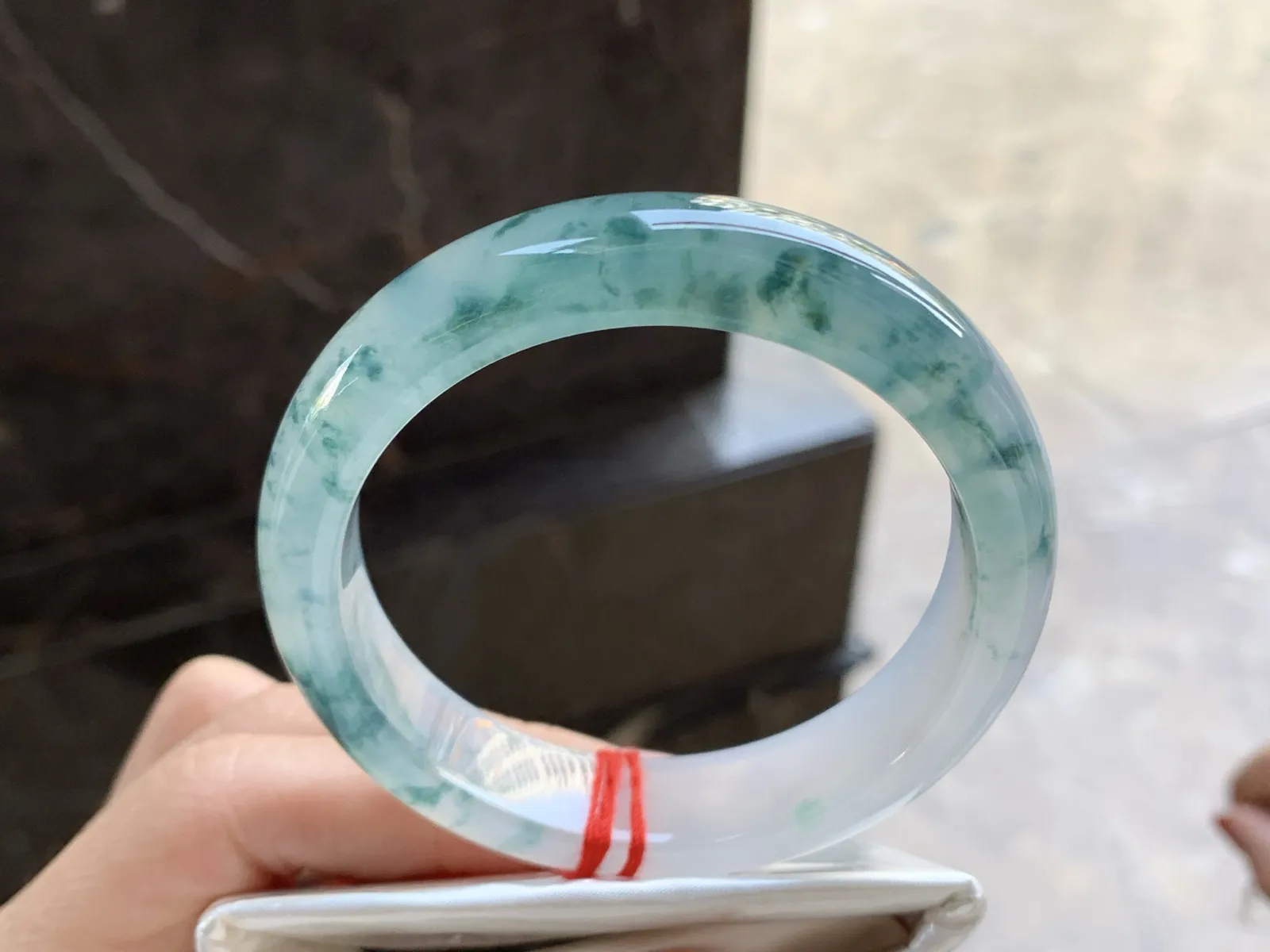 55.5-13.7-8.6

蓝花手镯^_^飘花好看 玉质温润