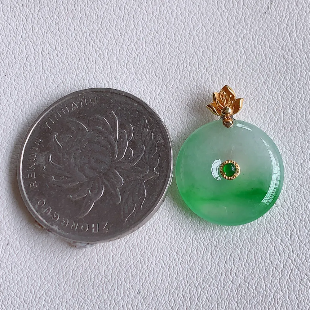 18k金冰润飘绿平安扣吊坠，厚装饱满，冰润剔透，细腻水足，种质润泽，飘花灵动，佩戴优雅大气，W141.2   整体尺寸：22-16.8-4mm   裸石尺寸：16.8-4mm
