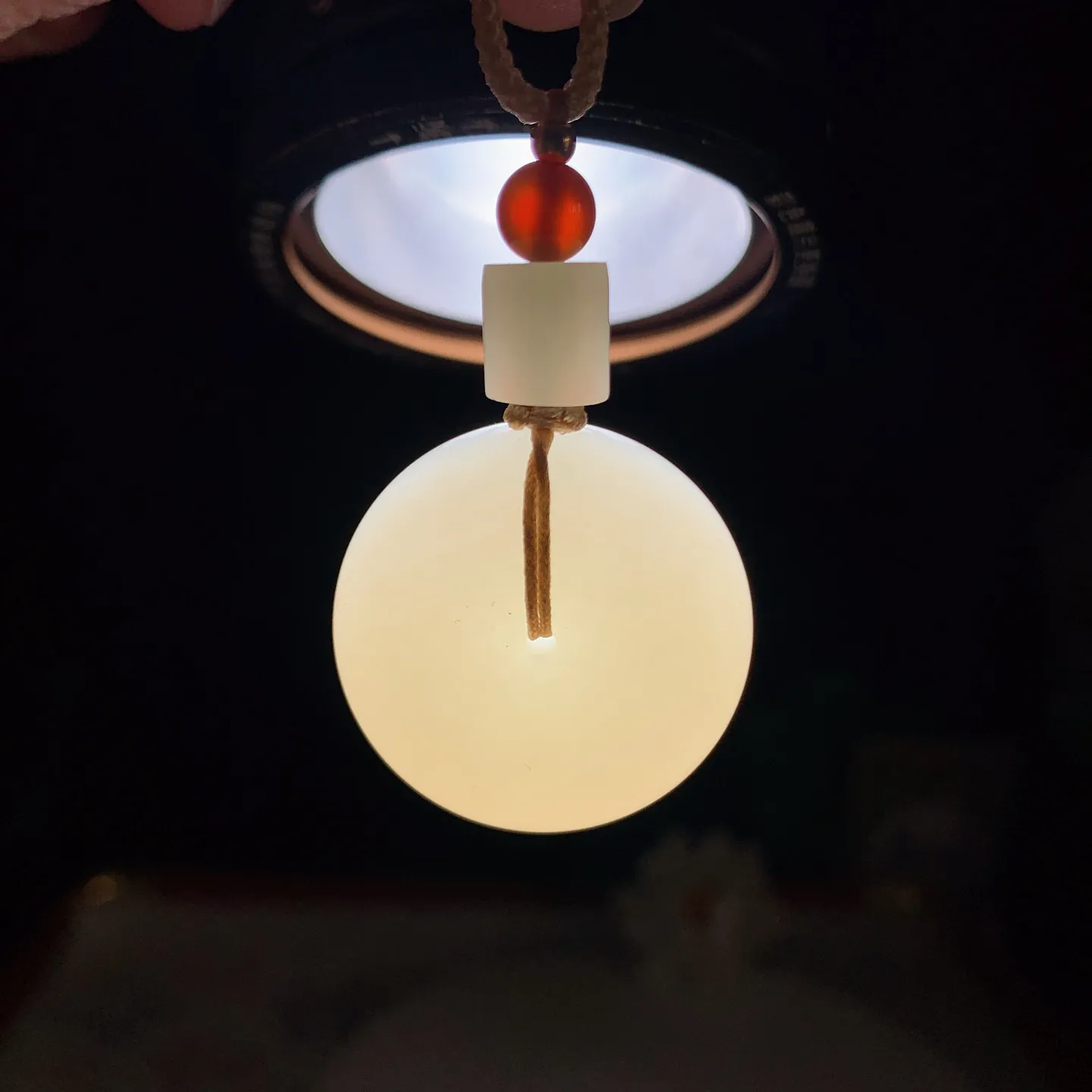 1新疆和田玉若羌黄口料平安扣挂件 尺寸28/13重22.5克，玉质细腻油润 脂粉好，品质好！lt260302