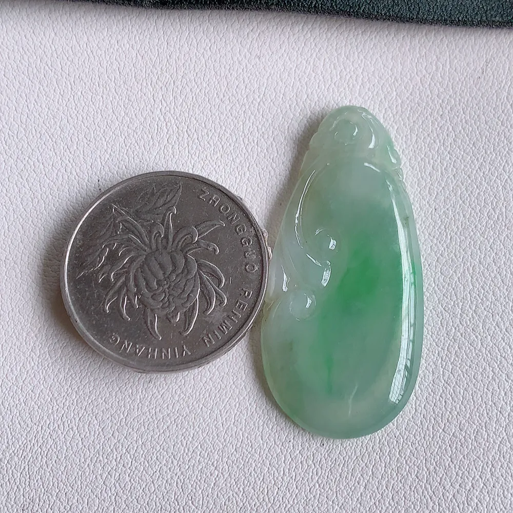 冰润飘花吉祥如意翡翠吊坠  寓意“万事如意，吉祥如意,福寿绵长 心想事成”饱满大气，通透水润  W141.2  尺寸：40.8-19-3.8mm