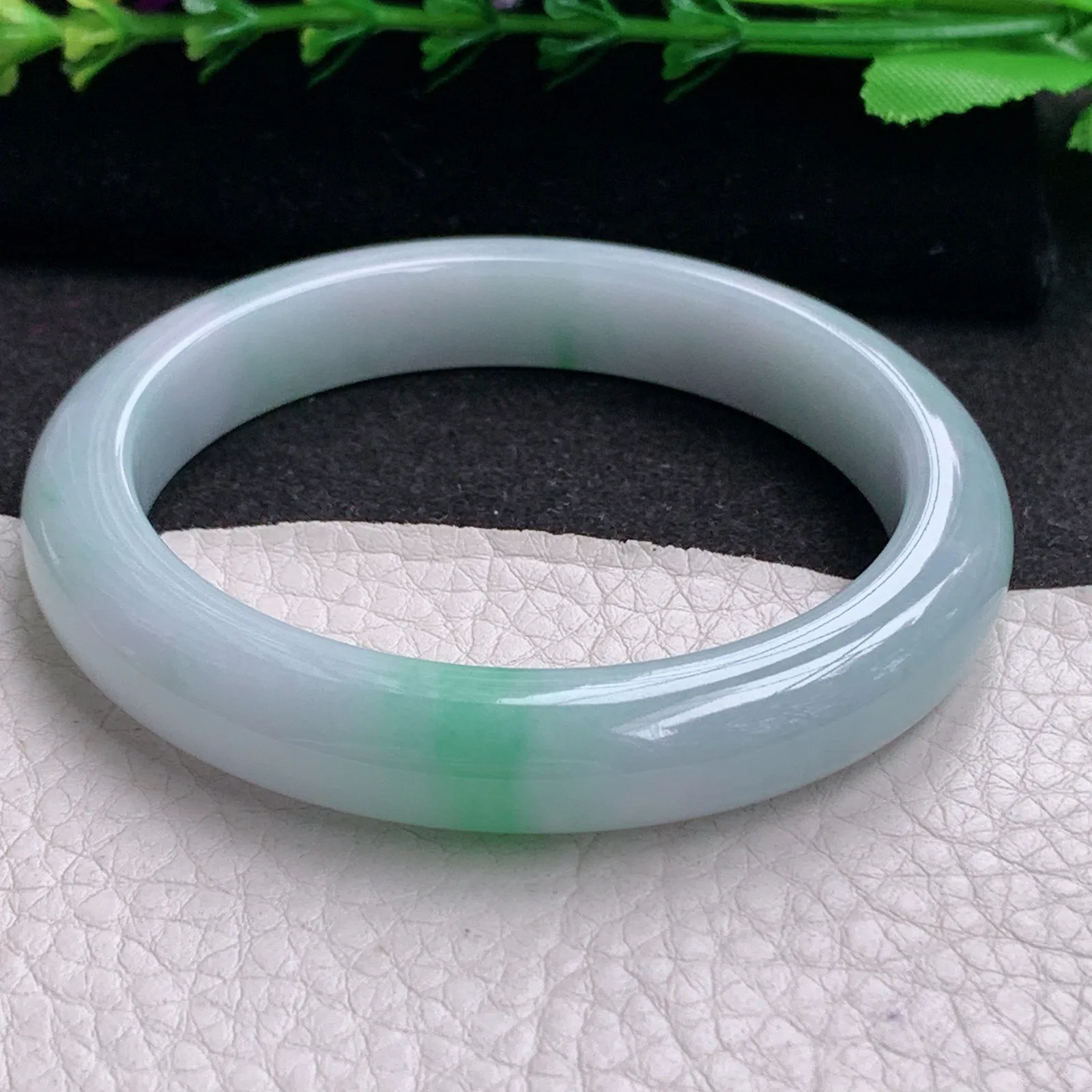 xx实拍56*9.6*8.3平安镯 天然缅甸翡翠A货飘绿年轻活跃宽边玉手环