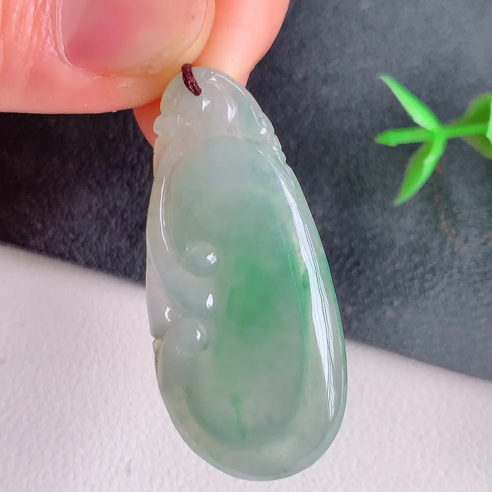 冰润飘花吉祥如意翡翠吊坠  寓意“万事如意，吉祥如意,福寿绵长 心想事成”饱满大气，通透水润  W141.2  尺寸：40.8-19-3.8mm