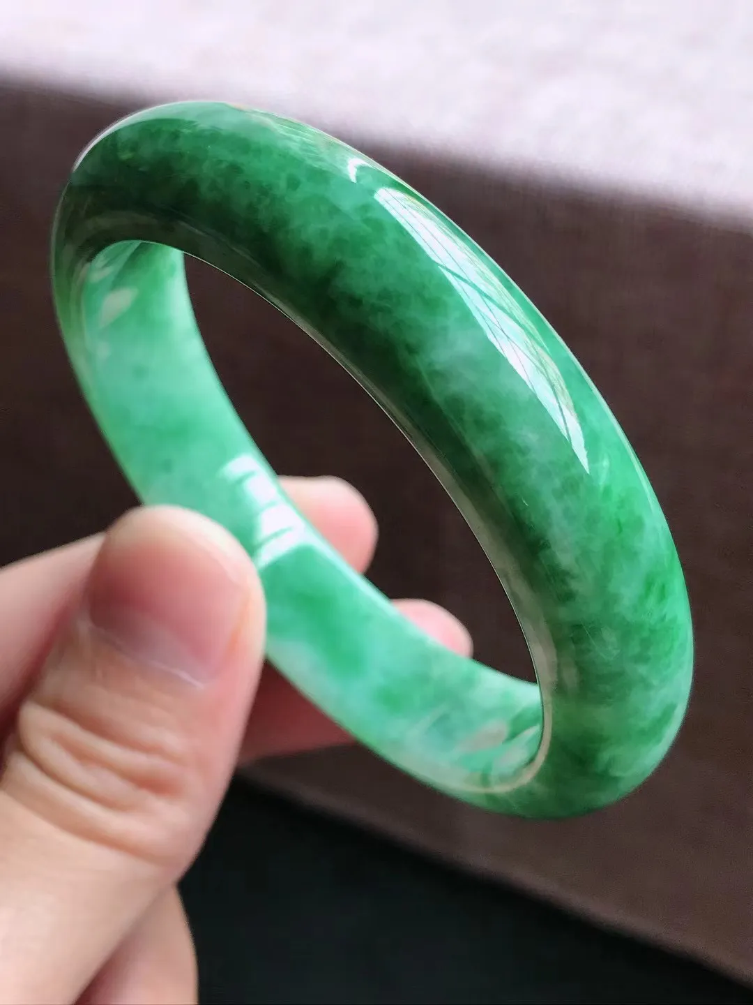 圈口55～56 天然翡翠老坑冰润满绿色正圈手镯 尺寸55.5*13.5*8.2mm