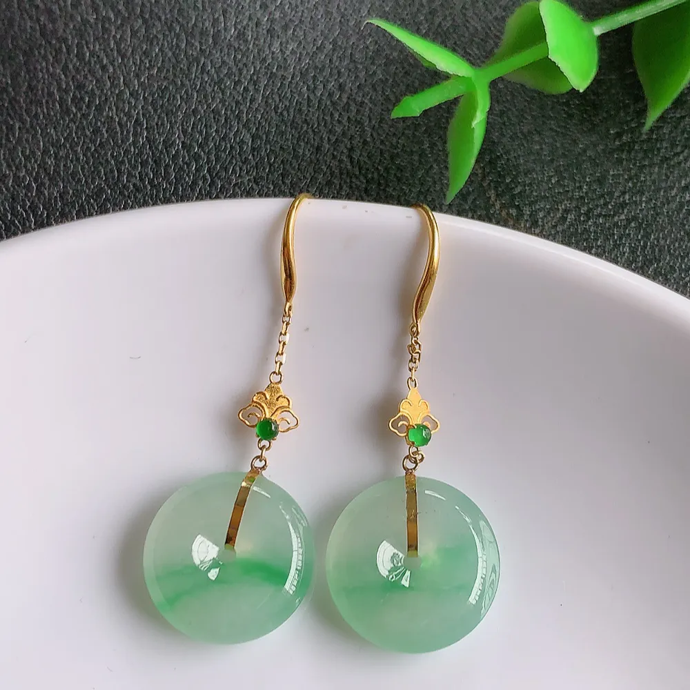 18k金冰透飘绿翡翠平安扣耳坠，自然光实拍，翠色灵动，颜色漂亮，种老水足，品相佳，佩戴佳品！W141.2  尺寸：13.6-4mm