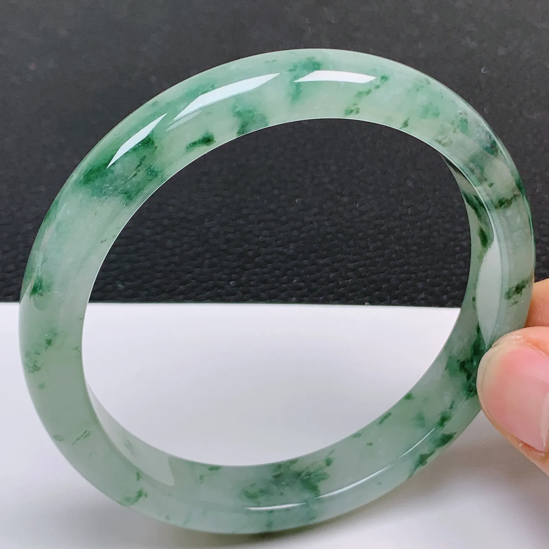 62～63大圈口 天然翡翠老坑冰润飘花正圈手镯 尺寸62.2.*12.2*7.8