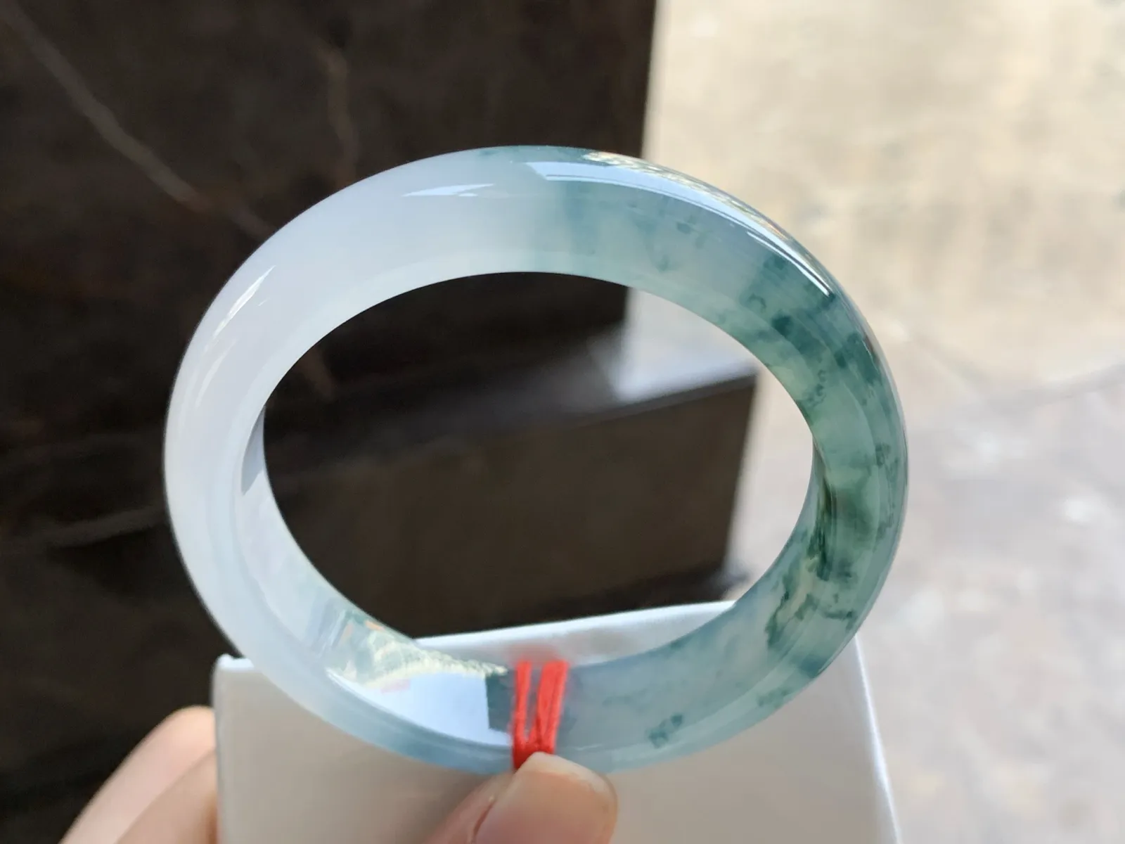 55.5-13.7-8.6

蓝花手镯^_^飘花好看 玉质温润