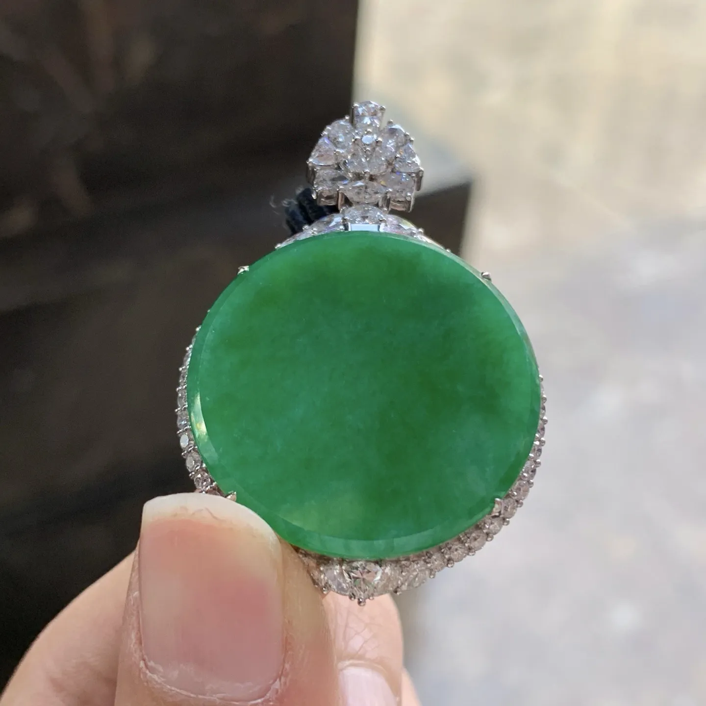 金钻镶嵌辣绿色圆牌^_^鲜艳