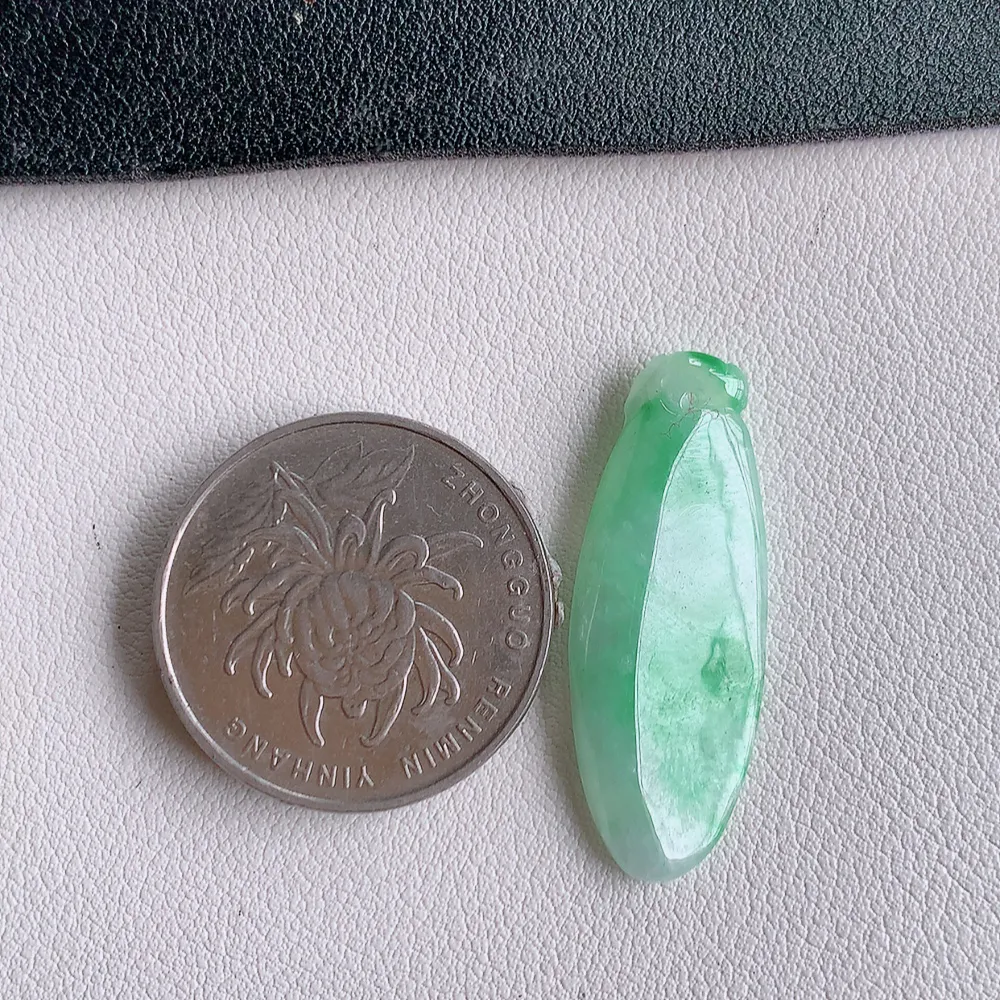 冰润飘阳绿福瓜翡翠吊坠，呱呱来财，福气满满的美好寓意，清新自然  沁人心脾，造型独特，清秀高雅  W141.2  尺寸：33-12.2-5mm