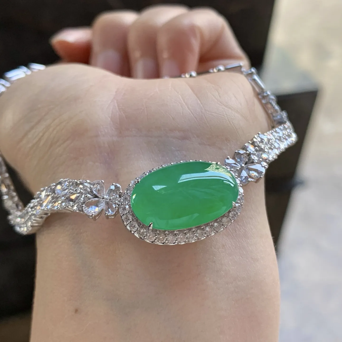 金钻镶嵌阳绿色蛋面手链^_^鲜艳 玉质温润