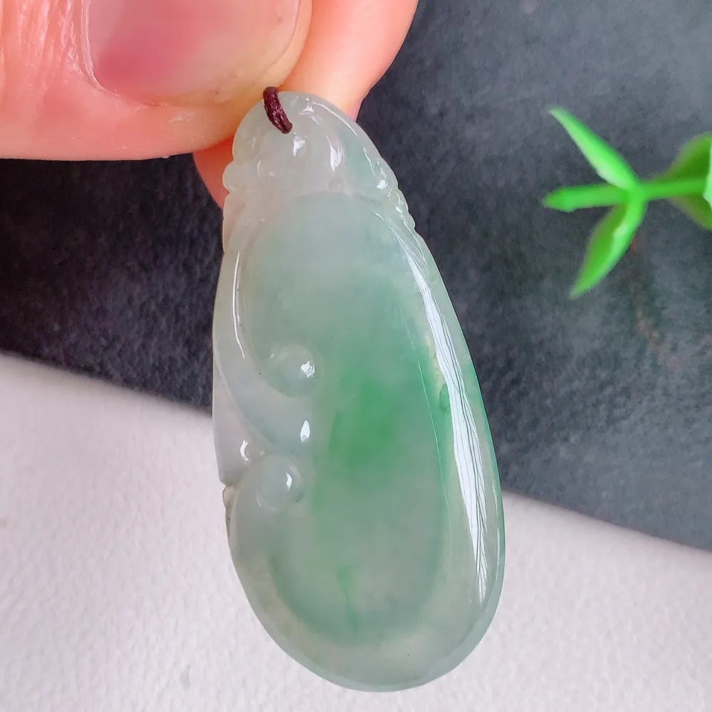 冰润飘花吉祥如意翡翠吊坠  寓意“万事如意，吉祥如意,福寿绵长 心想事成”饱满大气，通透水润  W141.2  尺寸：40.8-19-3.8mm
