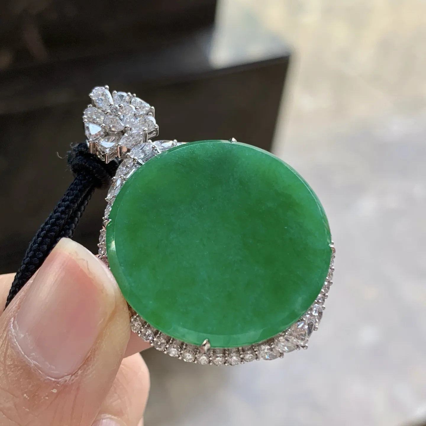 金钻镶嵌辣绿色圆牌^_^鲜艳