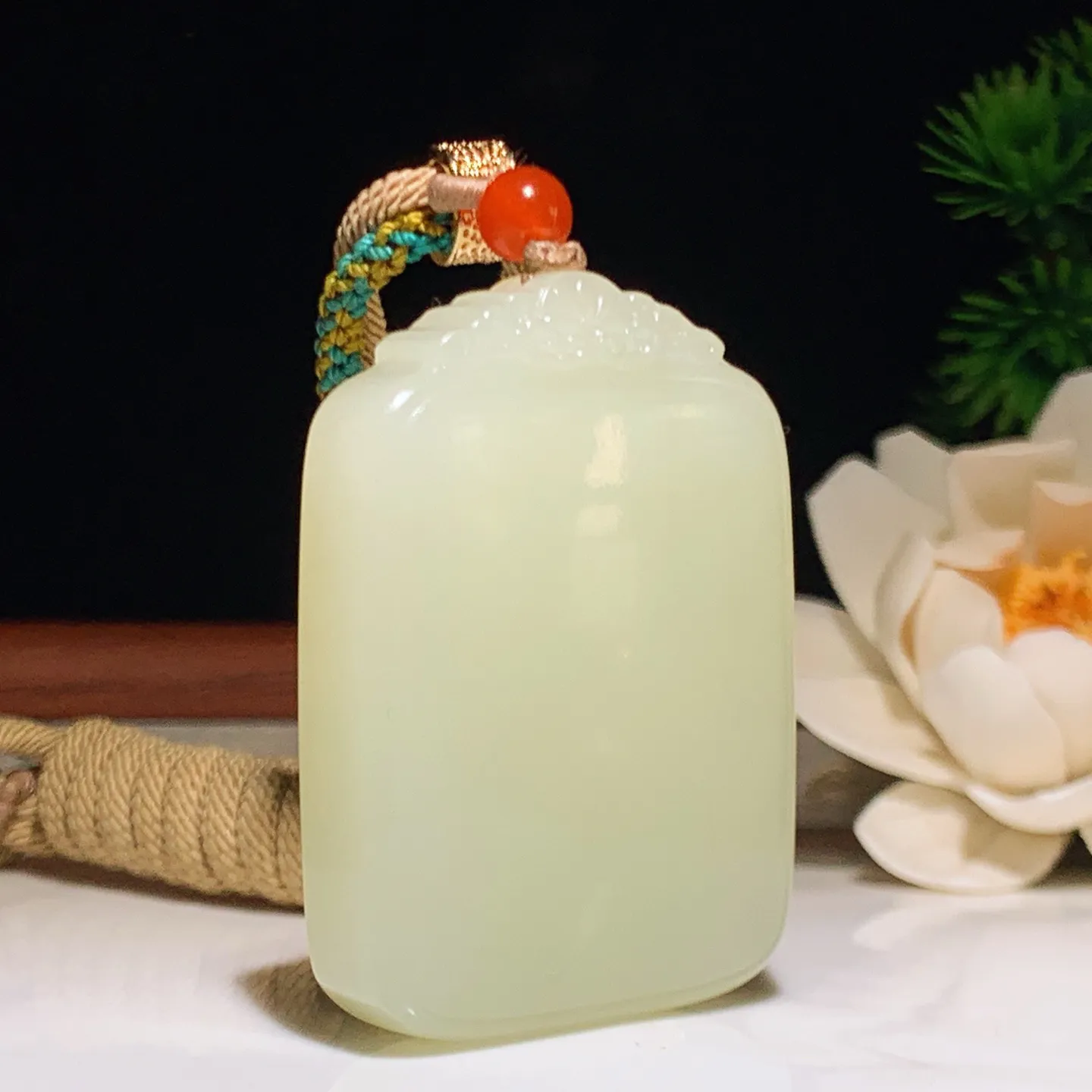 新疆和田玉若羌黄口料平安无事牌子挂件 尺寸50/36/12重62克，玉质细腻油润 脂粉好，品质好！l