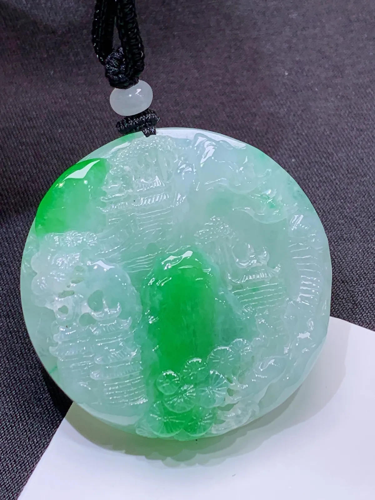 冰飘绿山水牌，厚装种老，冰润细腻，色阳，种水足，Xc 尺寸47.3*47*10.1