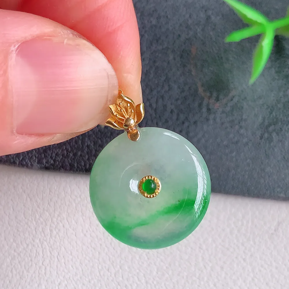 18k金冰润飘绿平安扣吊坠，厚装饱满，冰润剔透，细腻水足，种质润泽，飘花灵动，佩戴优雅大气，W141