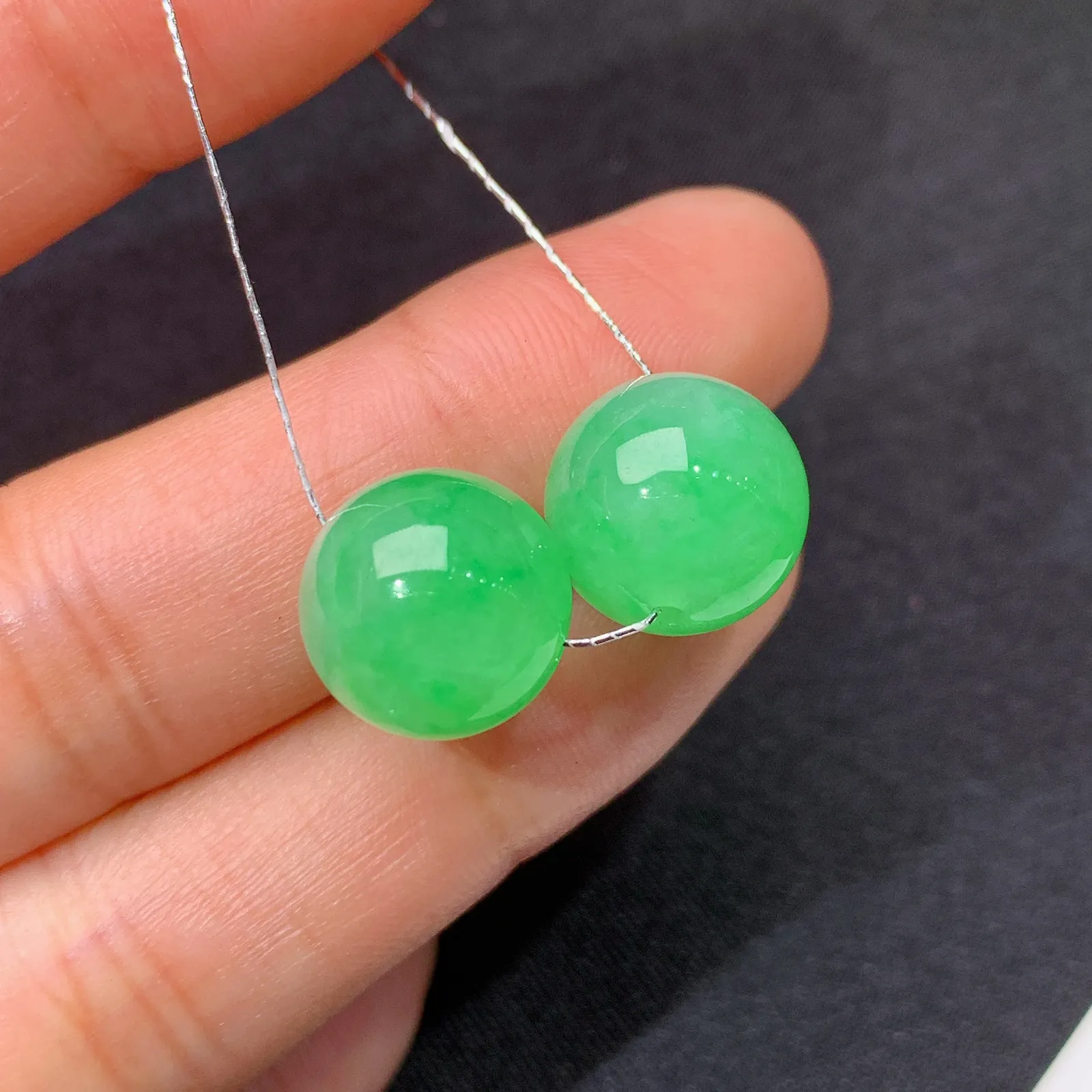冰阳绿圆珠一对，镶嵌佳品，冰润色阳，种水足，Be 直径12