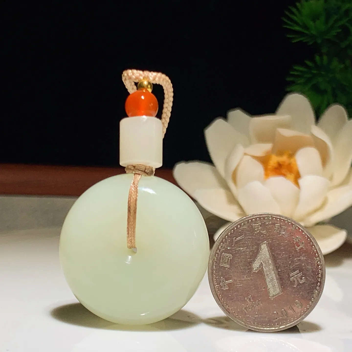 1新疆和田玉若羌黄口料平安扣挂件 尺寸28/13重22.5克，玉质细腻油润 脂粉好，品质好！lt260302