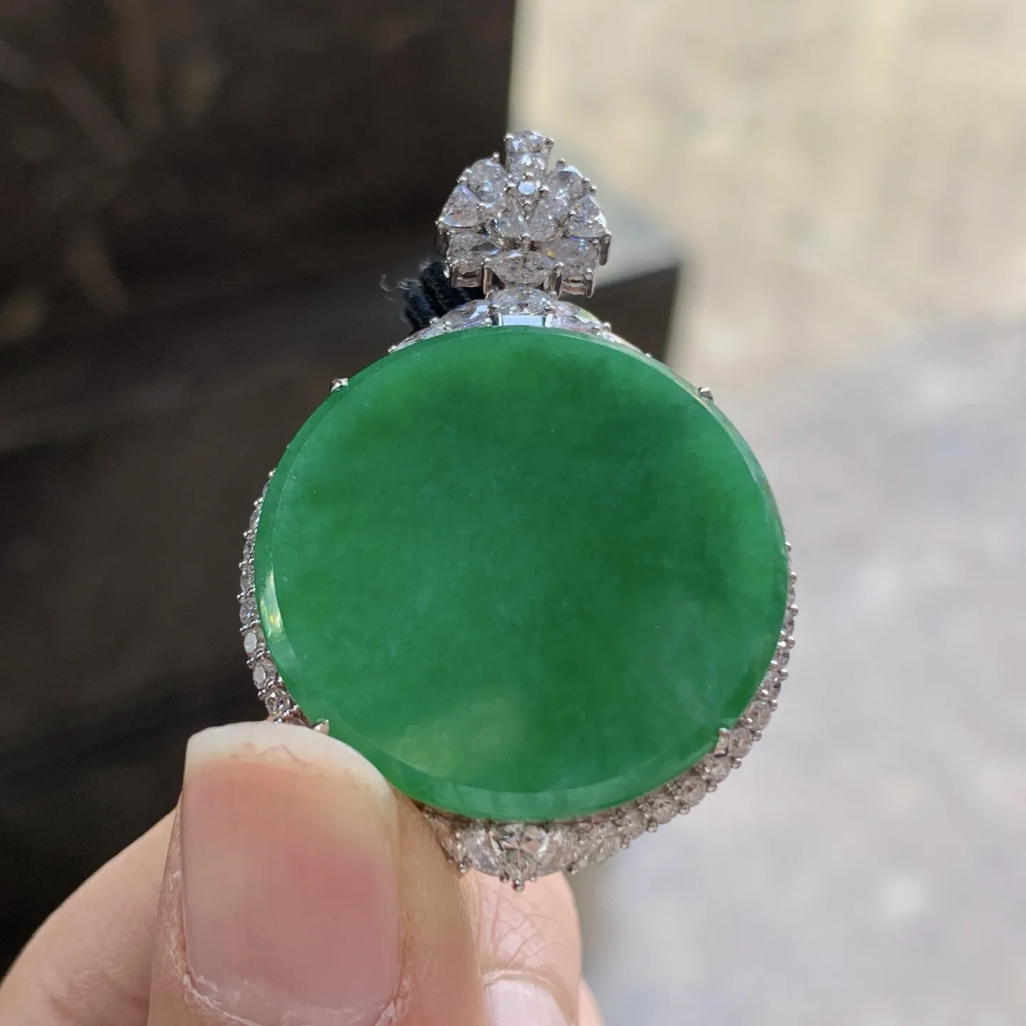 金钻镶嵌辣绿色圆牌^_^鲜艳