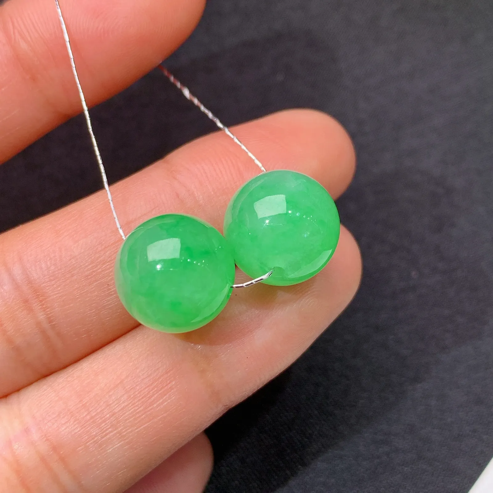 冰阳绿圆珠一对，镶嵌佳品，冰润色阳，种水足，Be 直径12