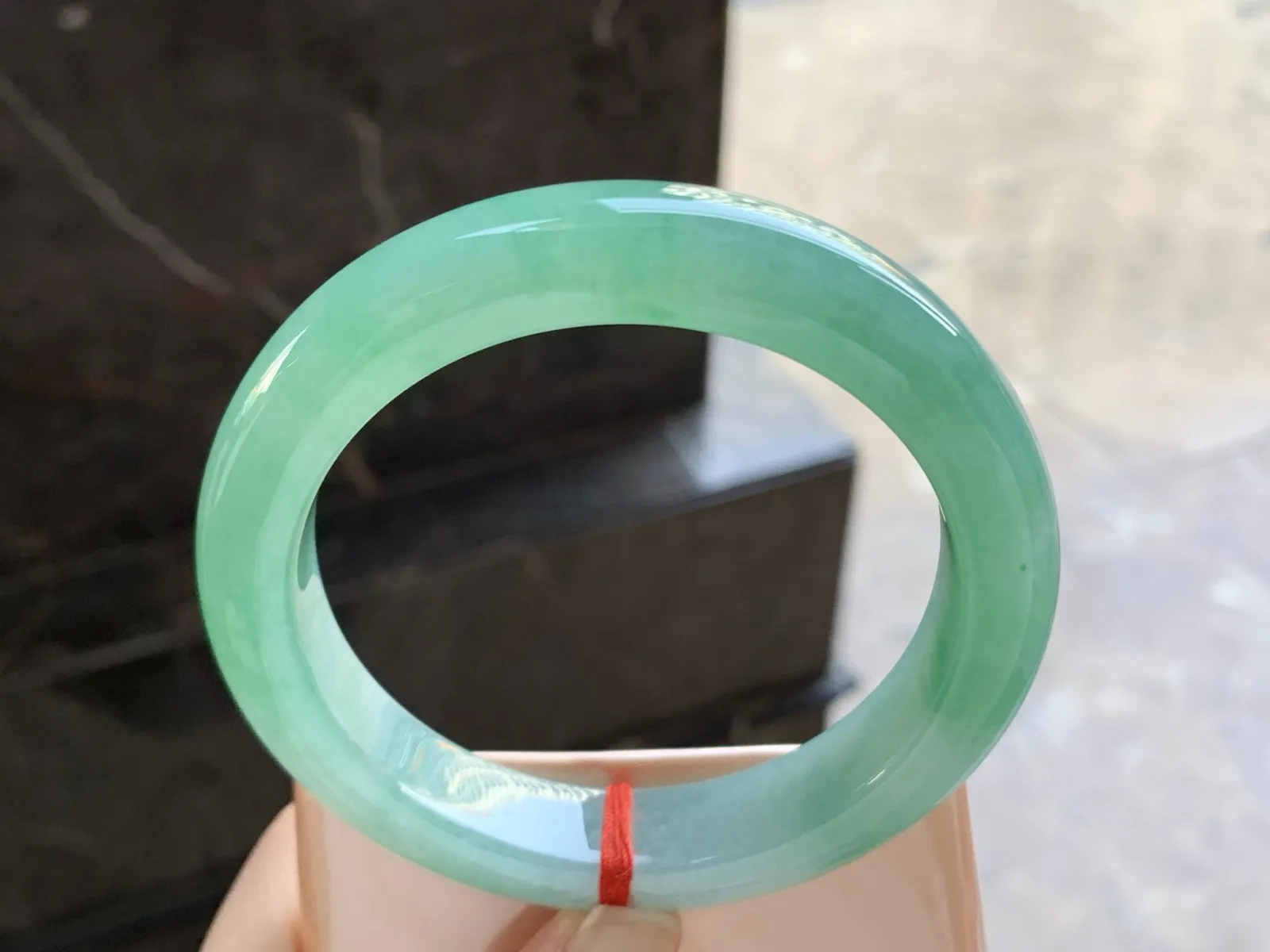 60.5-12.5-10

阳绿色手镯^_^大圈 玉质温润