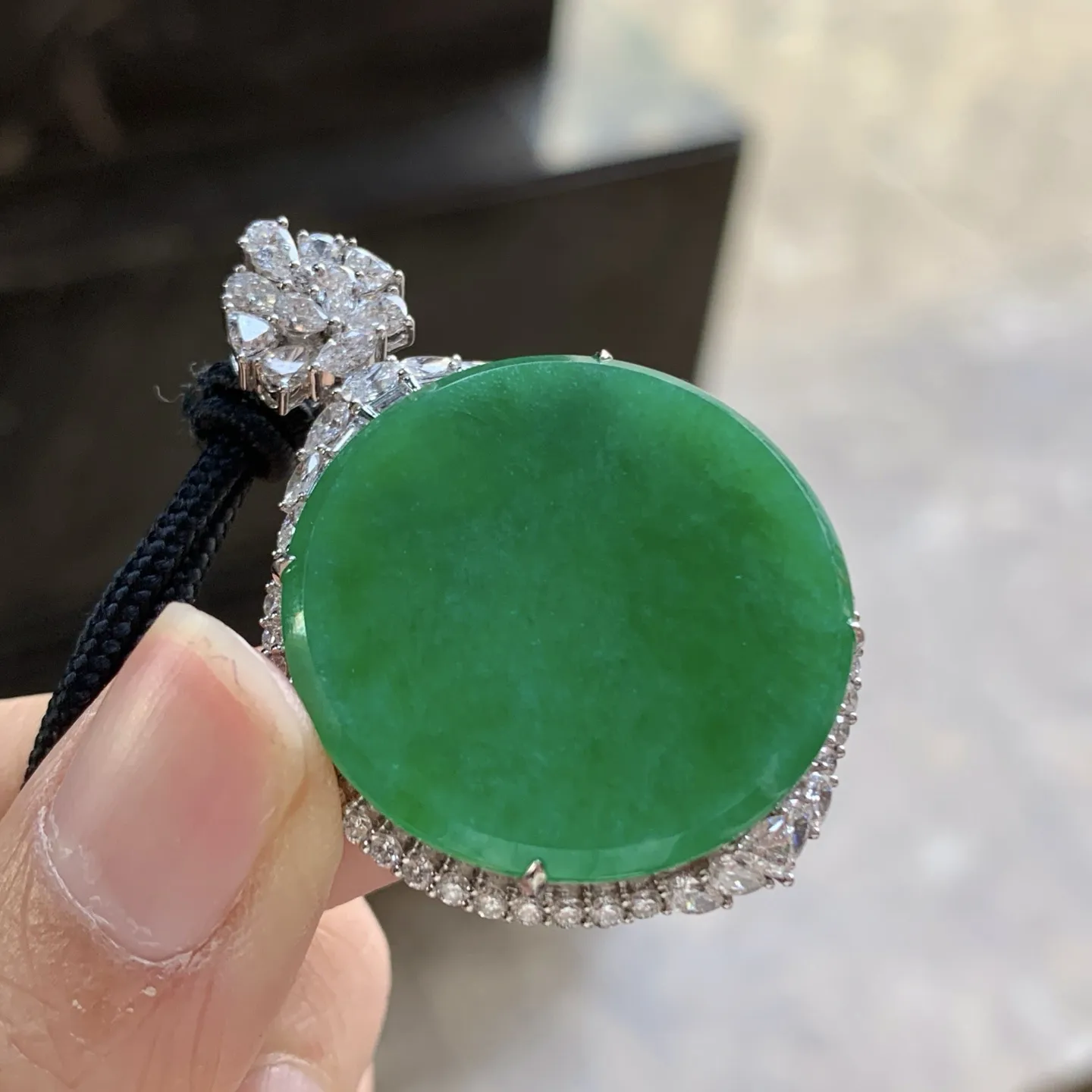 金钻镶嵌辣绿色圆牌^_^鲜艳