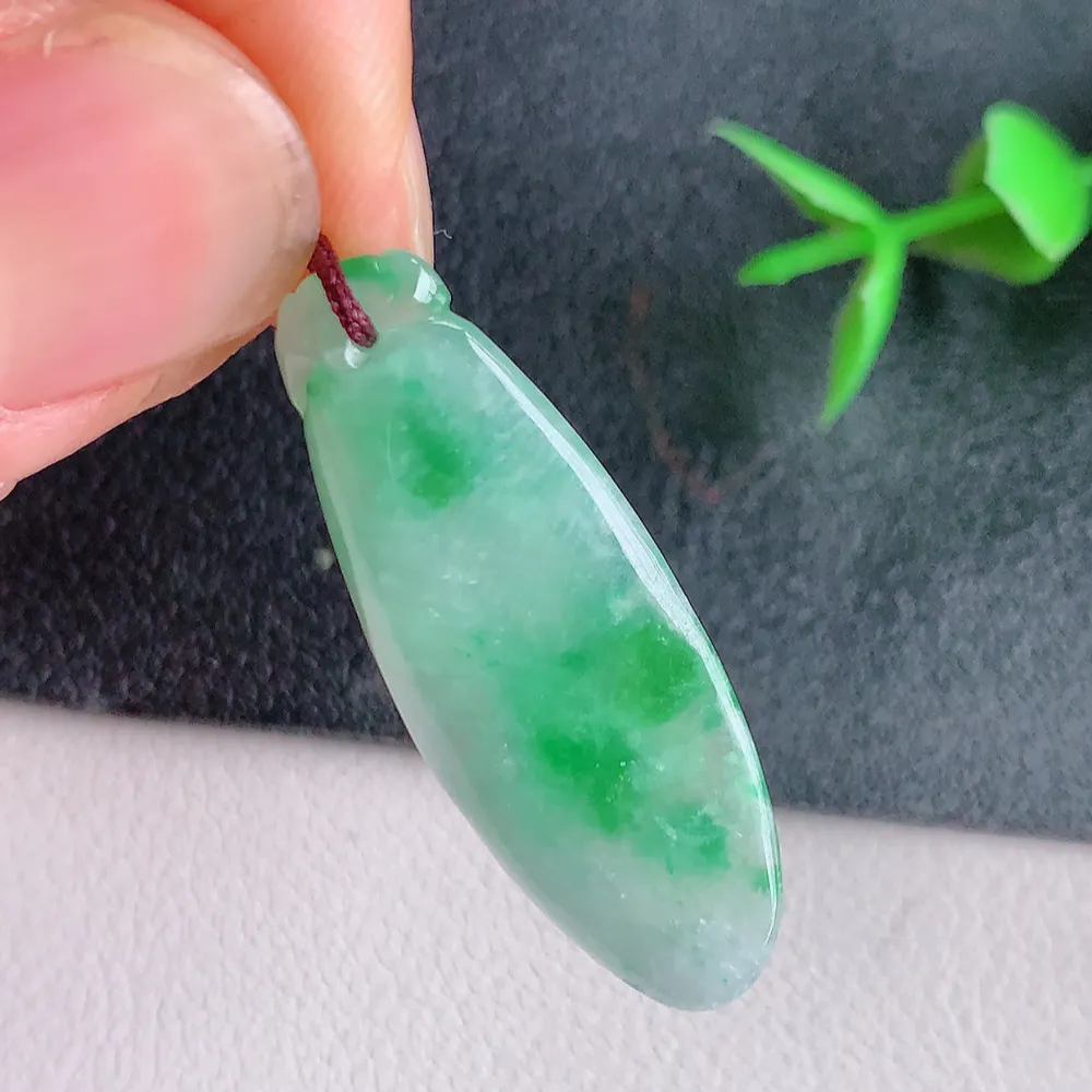 冰润飘阳绿福瓜翡翠吊坠，呱呱来财，福气满满的美好寓意，清新自然  沁人心脾，造型独特，清秀高雅  W141.2  尺寸：33-12.2-5mm