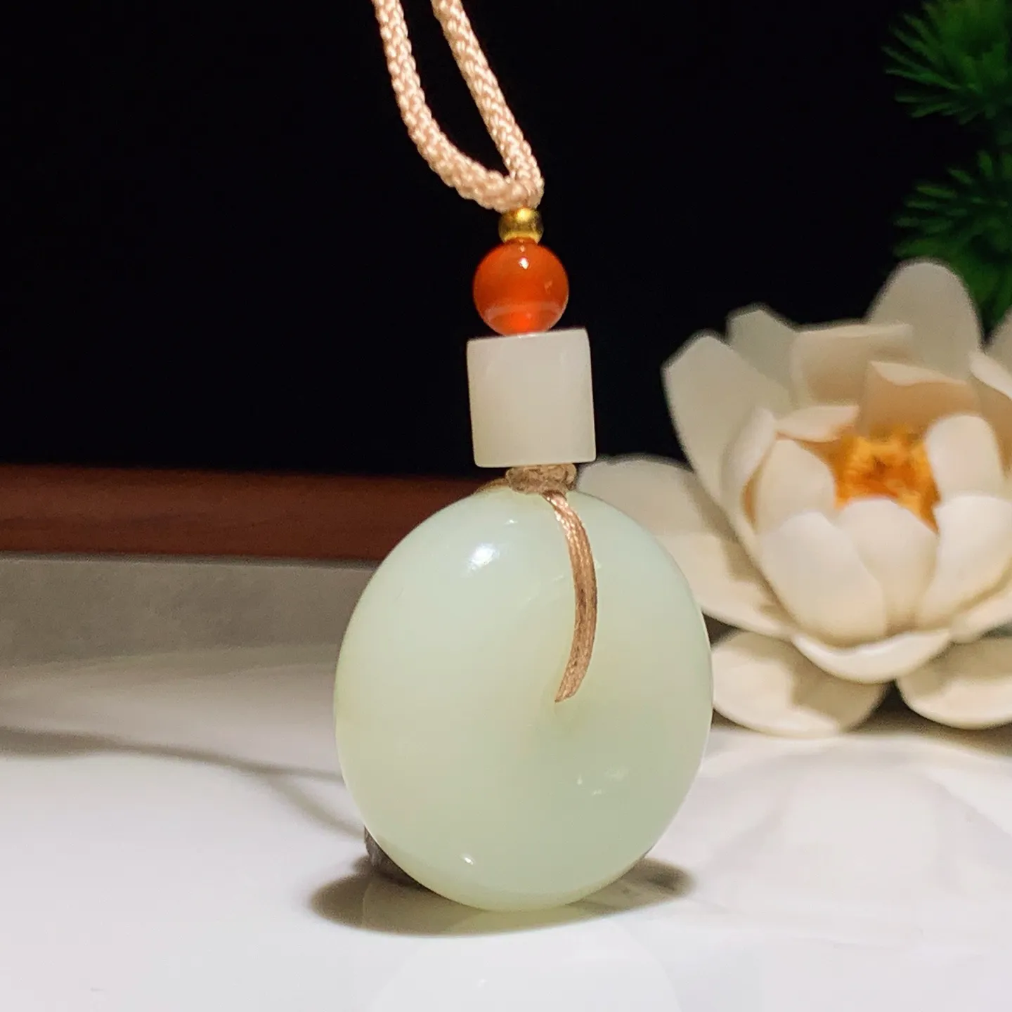 1新疆和田玉若羌黄口料平安扣挂件 尺寸28/13重22.5克，玉质细腻油润 脂粉好，品质好！lt260302