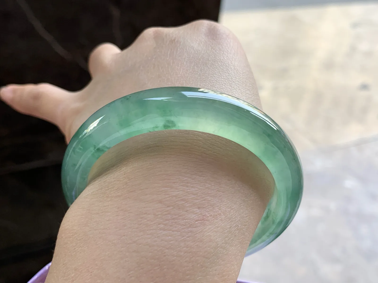 55-12.5-8.6

冰绿手镯^_^透亮 鲜艳鲜艳 实物浓郁