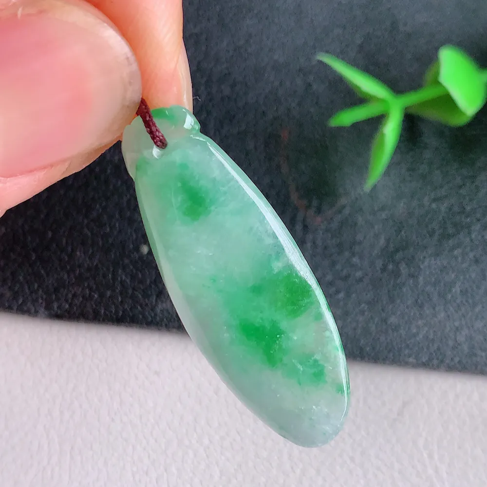 冰润飘阳绿福瓜翡翠吊坠，呱呱来财，福气满满的美好寓意，清新自然  沁人心脾，造型独特，清秀高雅  W141.2  尺寸：33-12.2-5mm
