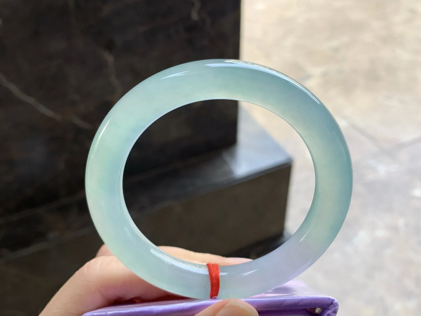 56-10.5

冰晴圆条手镯^_^透亮