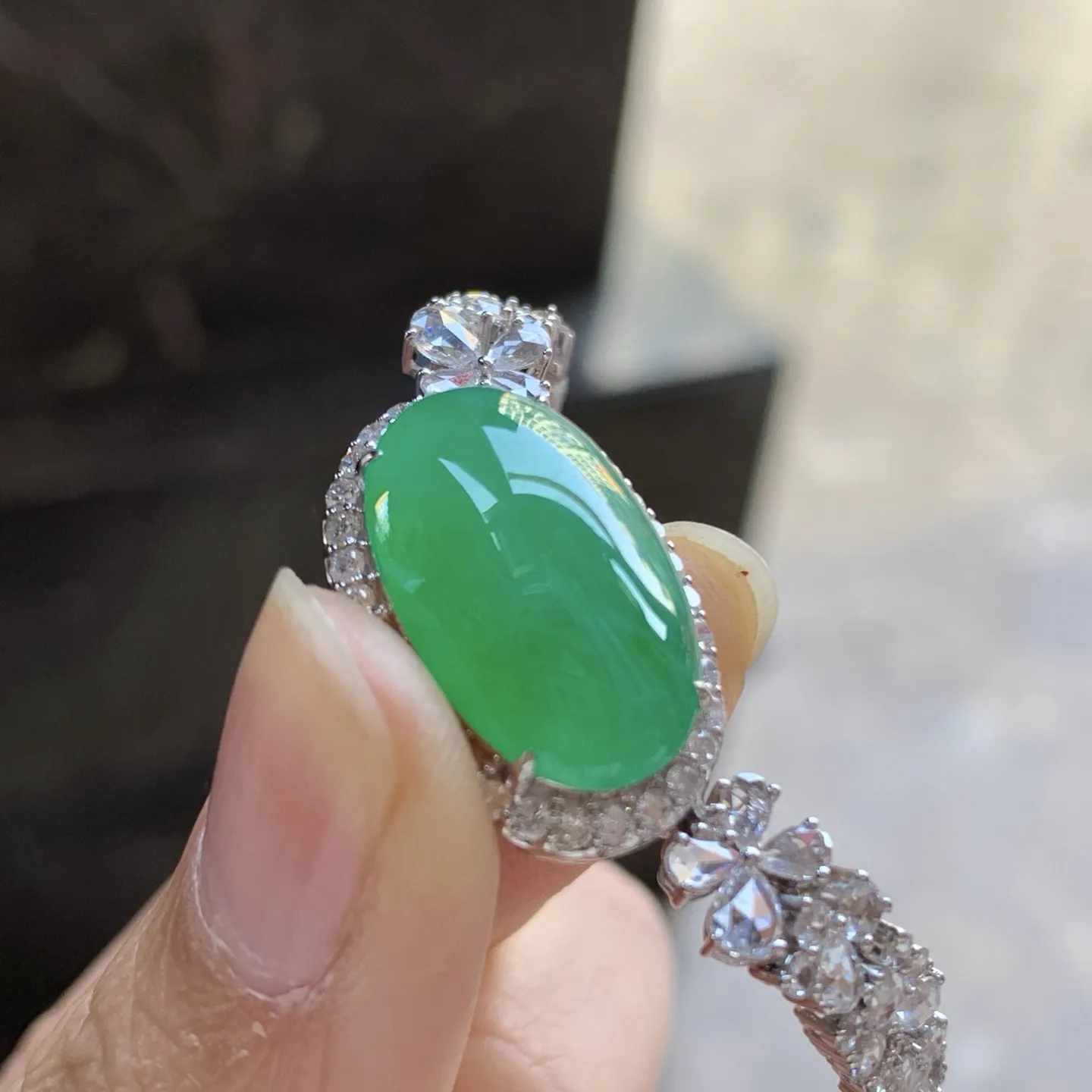 金钻镶嵌阳绿色蛋面手链^_^鲜艳 玉质温润