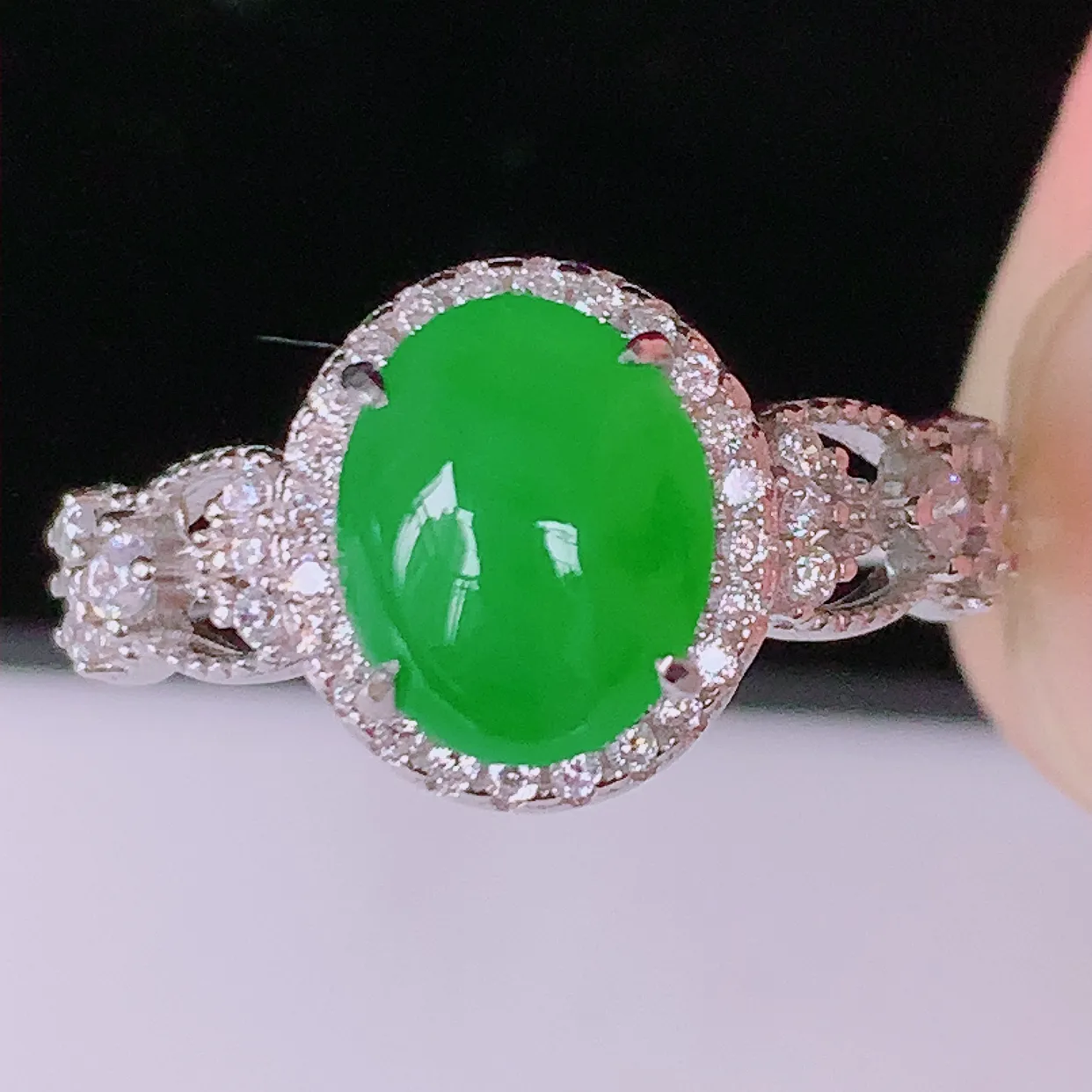 冰透满绿翡翠925银镶嵌戒指， 自然光实拍，翠色灵动，颜色漂亮，种老水足，品相佳佩戴佳品！#97.1