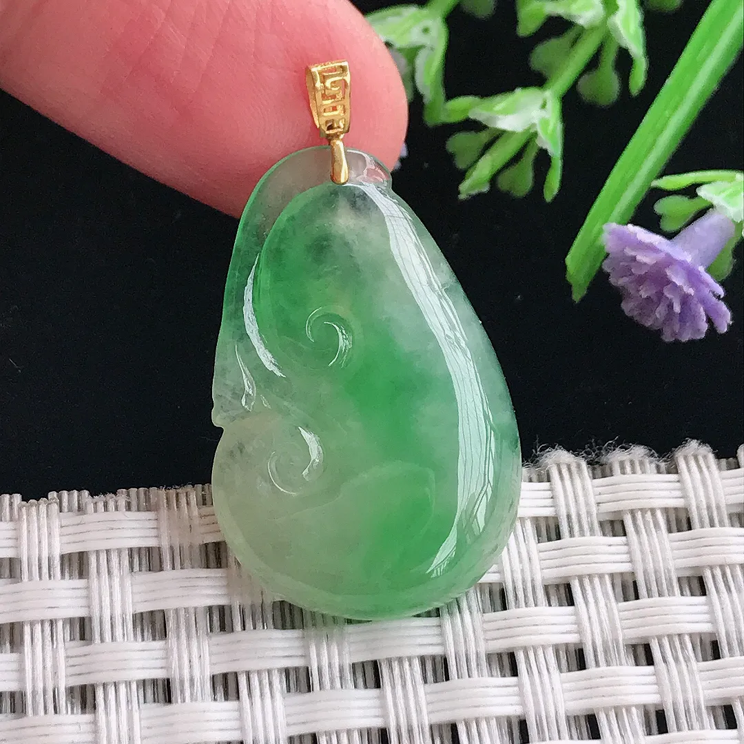 实拍A货翡翠28.5/19/5.3老坑18k金镶嵌冰阳绿如意吊坠翡翠挂件