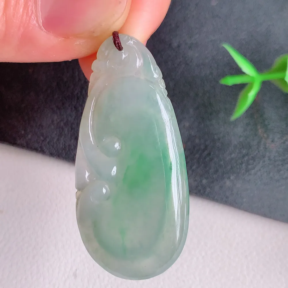 冰润飘花吉祥如意翡翠吊坠  寓意“万事如意，吉祥如意,福寿绵长 心想事成”饱满大气，通透水润  W141.2  尺寸：40.8-19-3.8mm