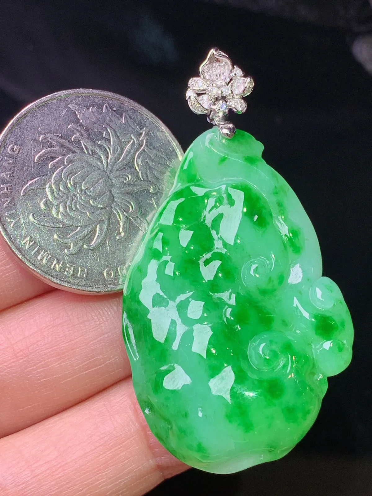 18k金钻镶嵌翠绿如意吊坠 玉质细腻 色泽清新艳丽 整体尺寸49.2*26.3*9.5