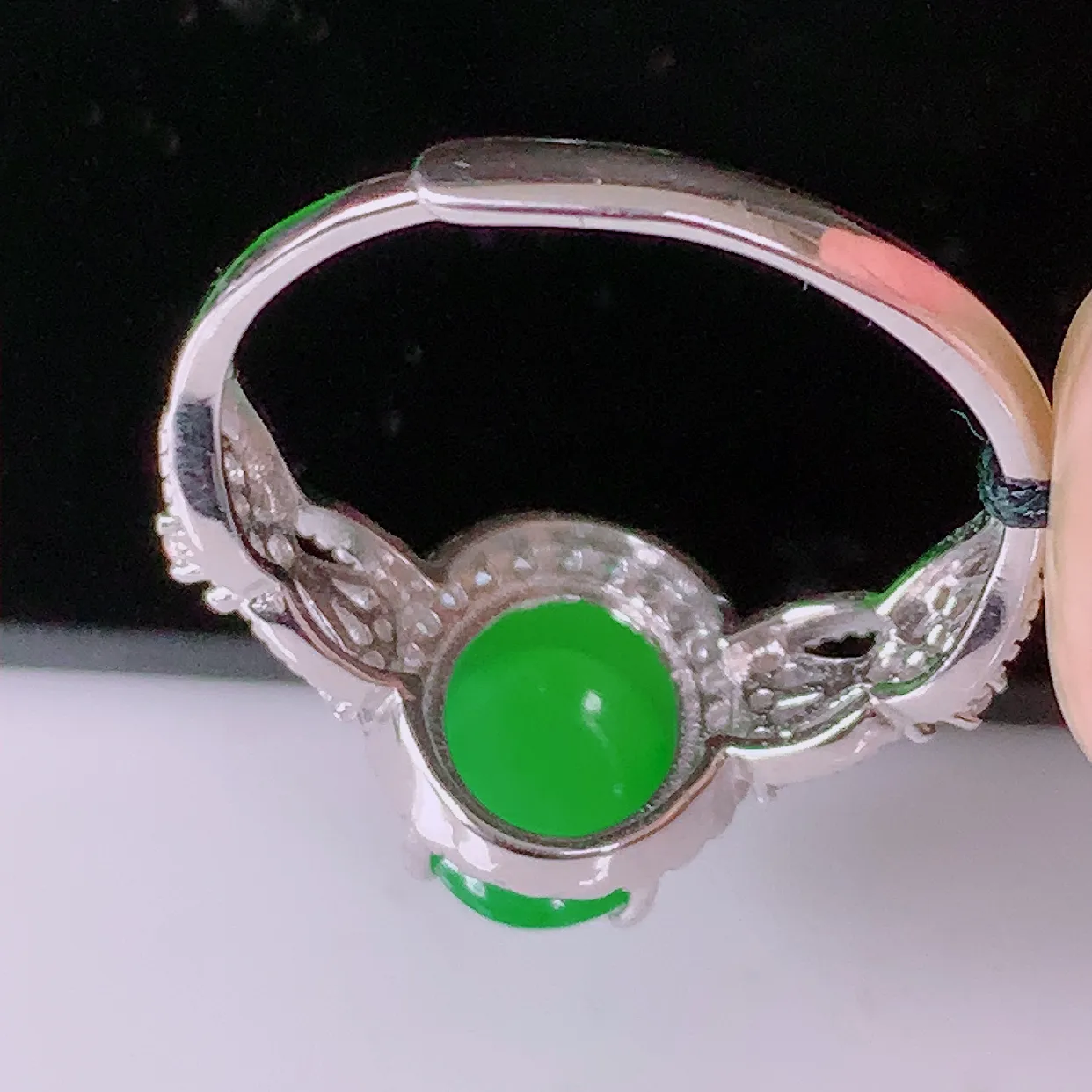 冰透满绿翡翠925银镶嵌戒指， 自然光实拍，翠色灵动，颜色漂亮，种老水足，品相佳佩戴佳品！#97.19（圈口可调大小）整体25*18*7.2裸石8.5*6.8