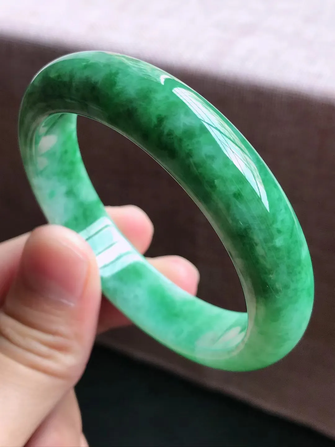 圈口55～56 天然翡翠老坑冰润满绿色正圈手镯 尺寸55.5*13.5*8.2mm