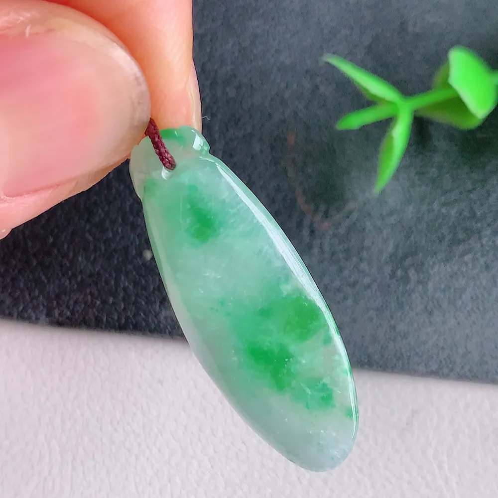 冰润飘阳绿福瓜翡翠吊坠，呱呱来财，福气满满的美好寓意，清新自然  沁人心脾，造型独特，清秀高雅  W