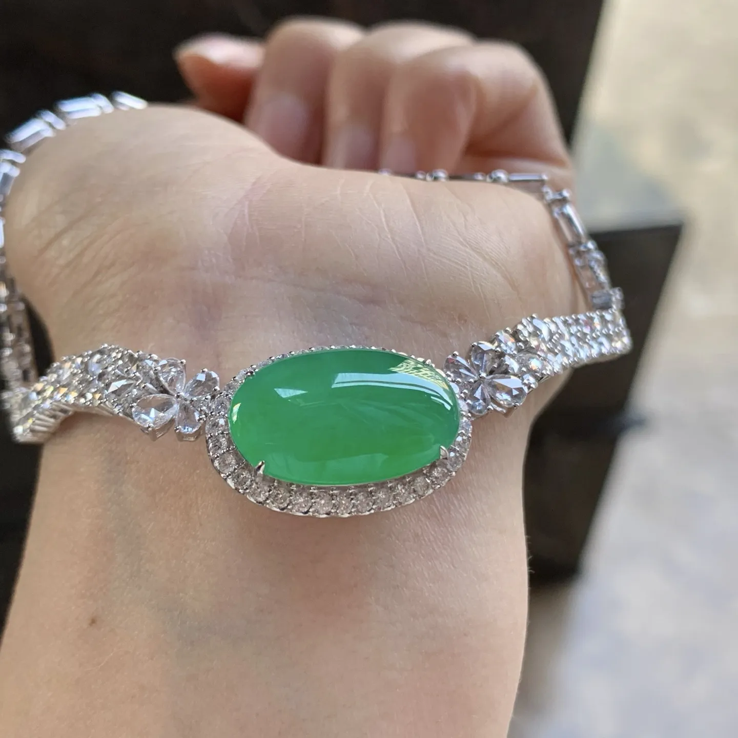 金钻镶嵌阳绿色蛋面手链^_^鲜艳 玉质温润