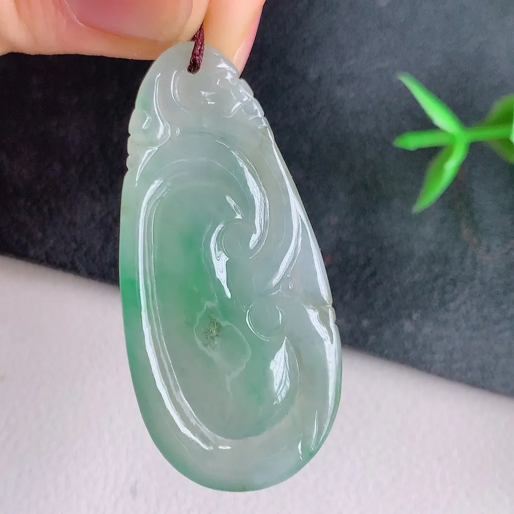 冰润飘花吉祥如意翡翠吊坠  寓意“万事如意，吉祥如意,福寿绵长 心想事成”饱满大气，通透水润  W141.2  尺寸：40.8-19-3.8mm