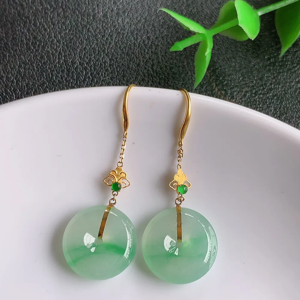 18k金冰透飘绿翡翠平安扣耳坠，自然光实拍，翠色灵动，颜色漂亮，种老水足，品相佳，佩戴佳品！W141.2  尺寸：13.6-4mm