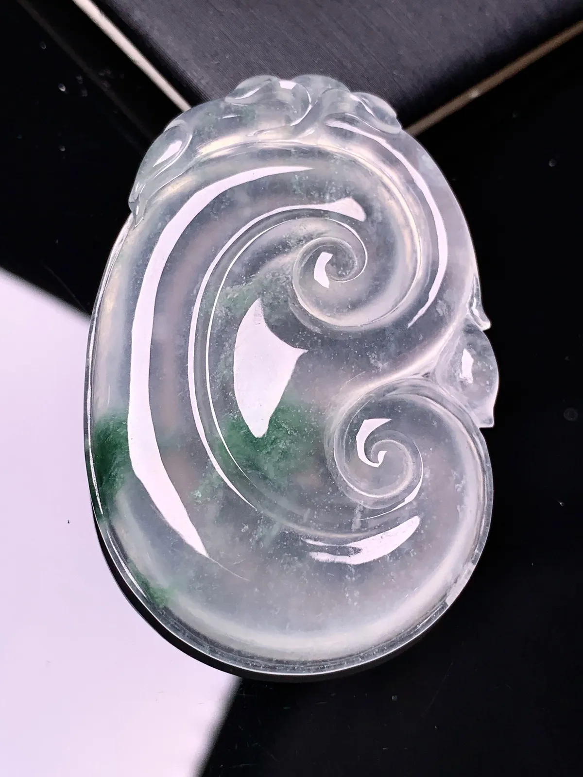 飘绿如意吊坠 玉质细腻 色泽清新艳丽 整体尺寸48.2*32.2*4.8