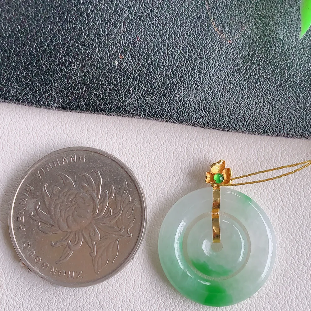 18k金冰润飘花子母平安扣吊坠，厚装饱满，冰润剔透，细腻水足，种质润泽，飘花灵动，佩戴优雅大气，W400.2   尺寸：25.3-20.5-3.2mm   裸石尺寸：20.5-3.2mm